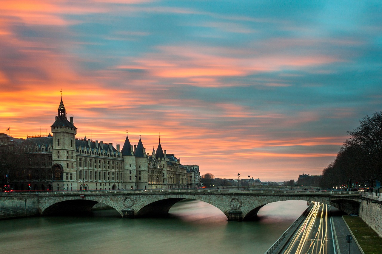 DreamDwell Paris-650m to Notre Dame Apartment near Odéon